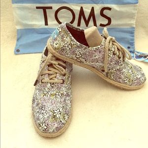 Toms Laced up flats